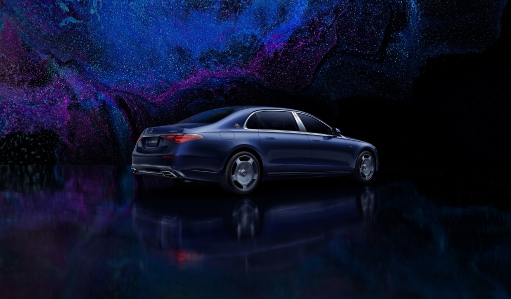 Синий автомобиль Mercedes MAYBACH S 680 4MATIC