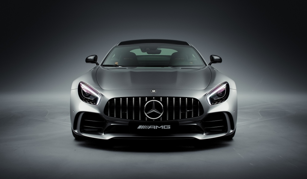 Вид спереди на автомобиль Mercedes-AMG GT R