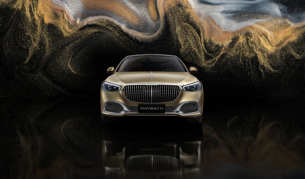 Вид спереди на автомобиль Mercedes MAYBACH S 680 4MATIC