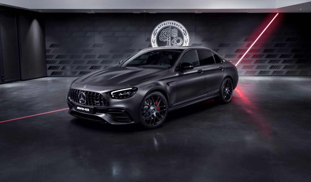 Автомобиль Mercedes-AMG E 63 S 4MATIC+ в здании