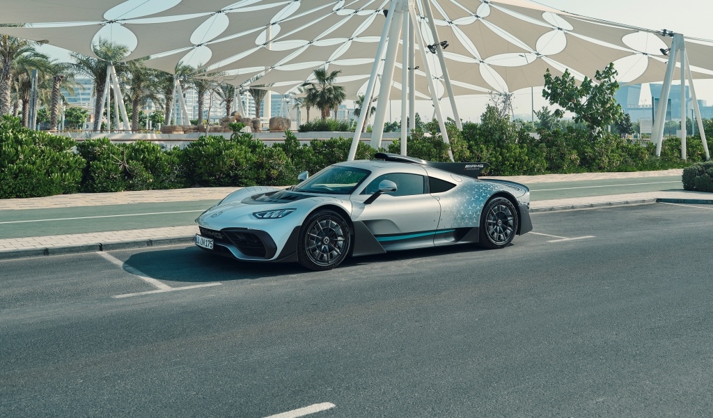 Автомобиль Mercedes-AMG ONE  у здания