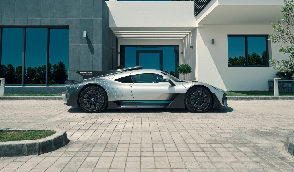 Автомобиль Mercedes-AMG ONE вид сбоку