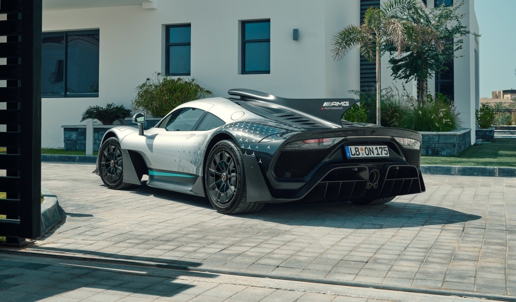Автомобиль Mercedes-AMG ONE вид сзади