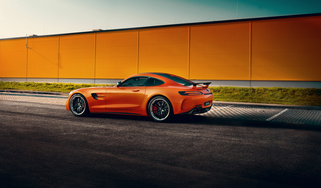 Автомобиль Mercedes-Benz AMG GT R у здания