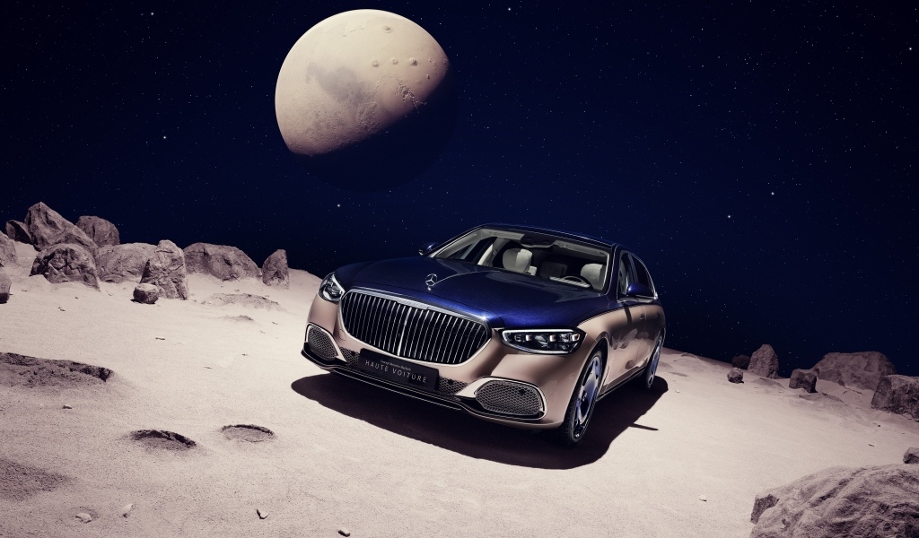 Автомобиль Mercedes-Maybach Haute Voiture на фоне луны