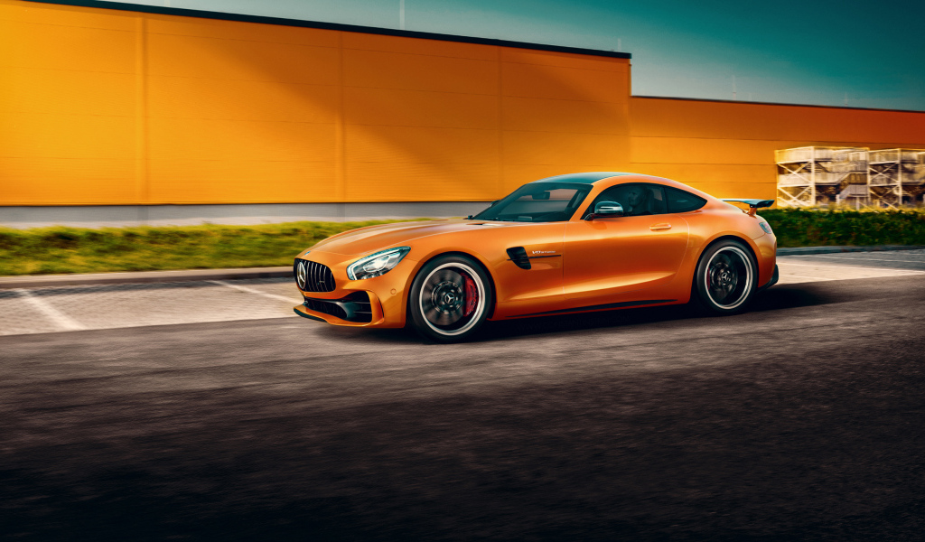 Оранжевый автомобиль Mercedes-Benz AMG GT R