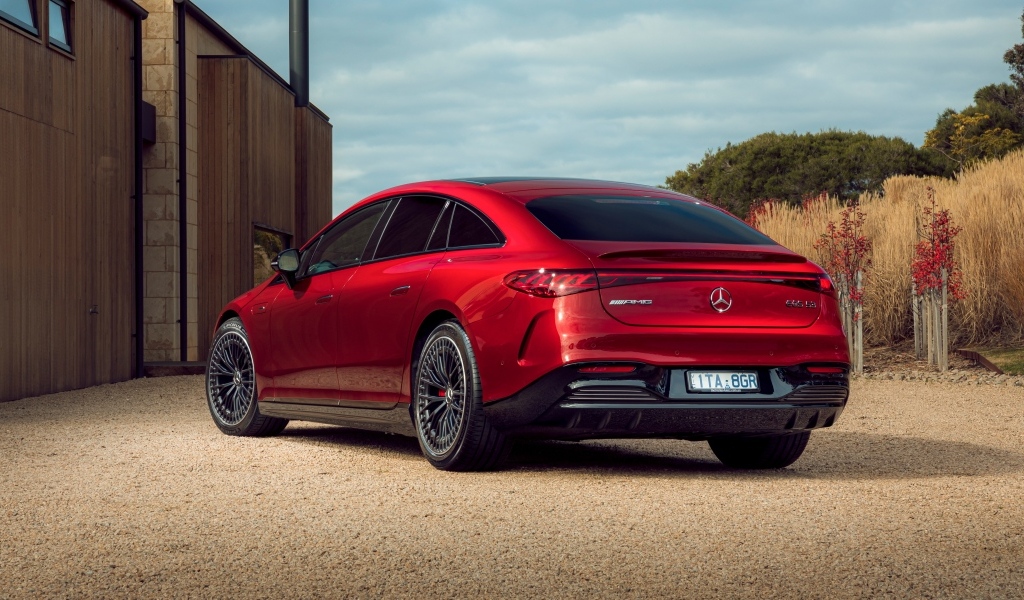 Красный автомобиль Mercedes-AMG EQS 53 4MATIC+