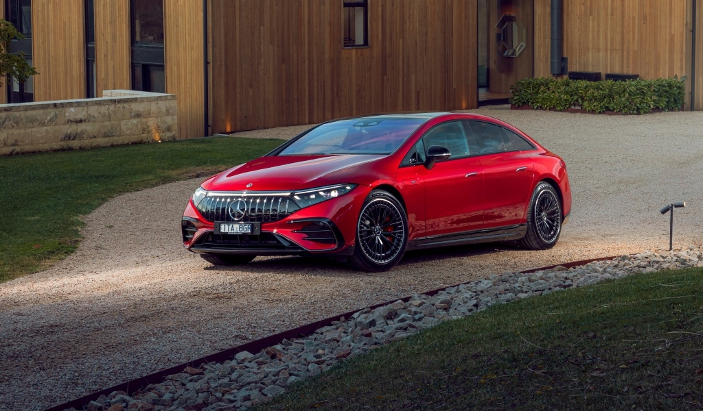 Красный автомобиль Mercedes-AMG EQS 53 4MATIC+  у дома