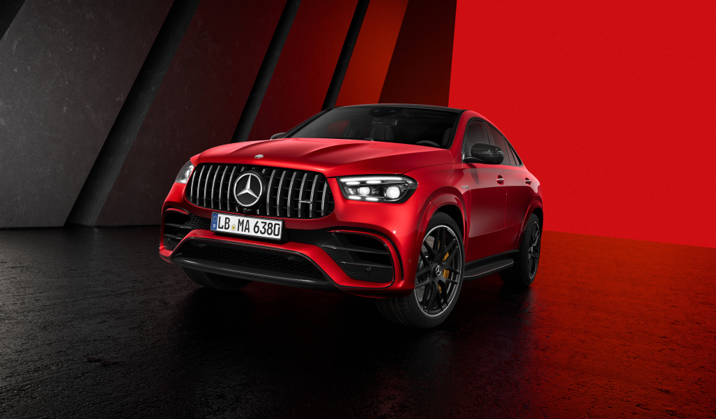 Красный автомобиль Mercedes-AMG GLE 63 S 4MATIC