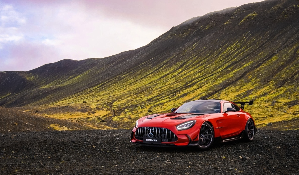 Красный автомобиль Mercedes-AMG GT Black  в горах