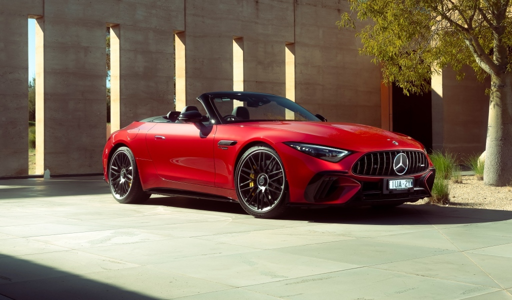 Красный кабриолет Mercedes-AMG SL 63 4MATIC+ 2023 года