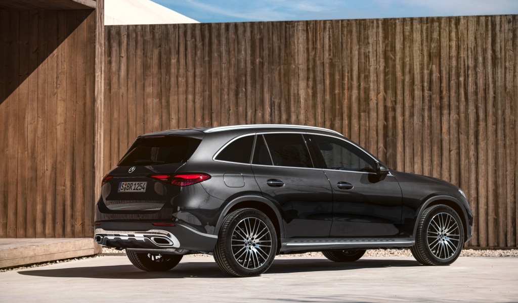 Внедорожник Mercedes-Benz GLC 300 4MATIC  вид сзади