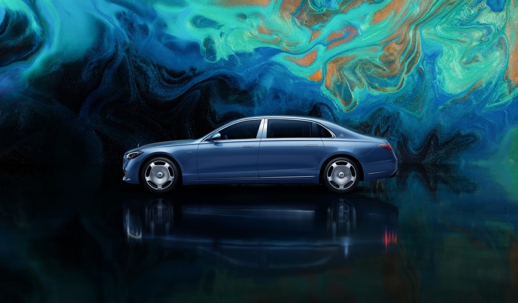 Вид сбоку на автомобиль Mercedes MAYBACH S
