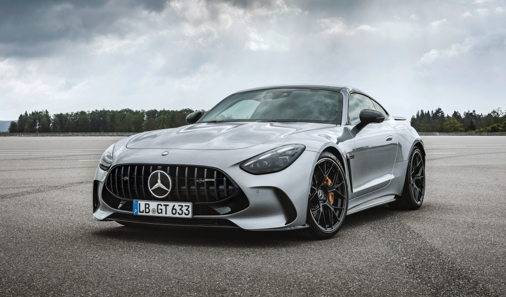 Серебристый автомобиль Mercedes-AMG GT 63 4MATIC+ 2023