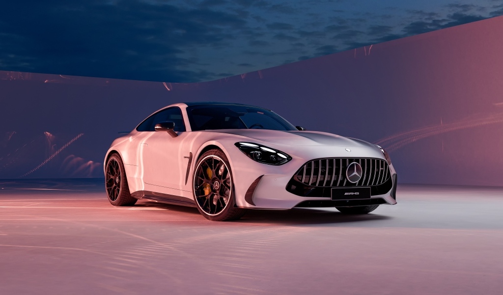 Серебристый автомобиль Mercedes AMG GT 2024 года