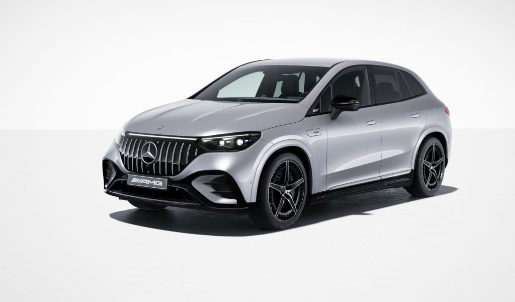 Серебристый внедорожник Mercedes-AMG EQE 43 4MATIC на белом фоне