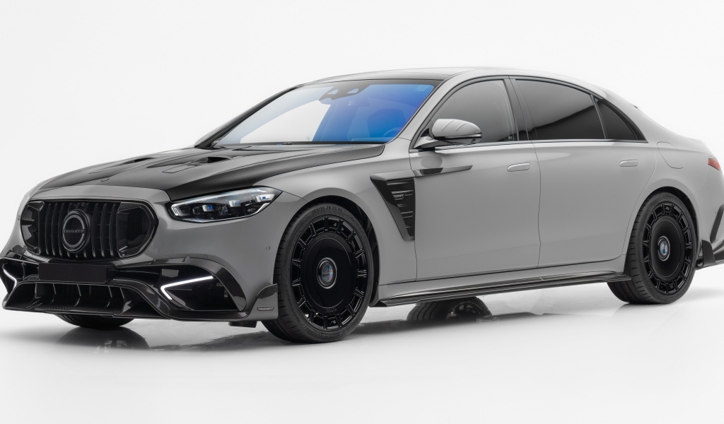 Серебристый автомобиль Mansory Mercedes-AMG S 63 E Performance 2023 года