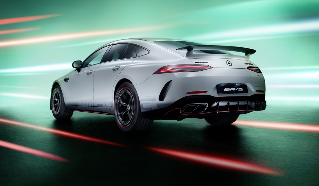 Серебристый автомобиль Mercedes-AMG GT 63 S E Performance  вид сзади