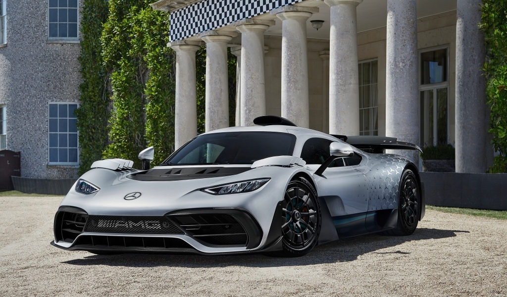 Серебристый быстрый автомобиль Mercedes-AMG ONE