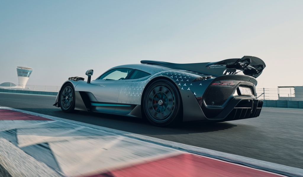 Спортивный автомобиль Mercedes-AMG ONE на трассе