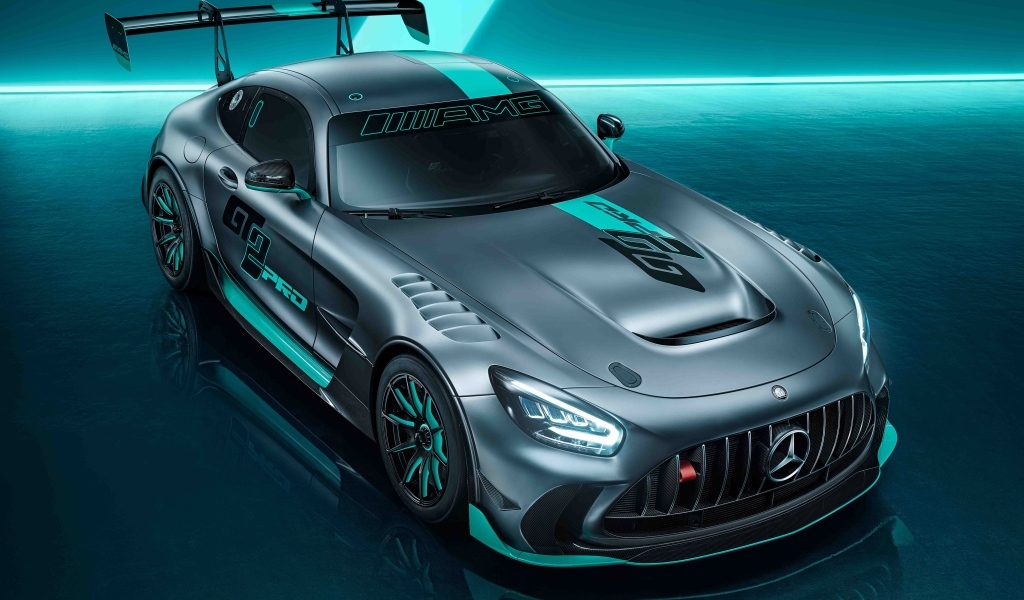 Вид сверху на автомобиль Mercedes-AMG GT2 PRO