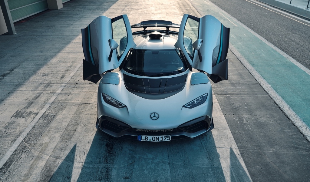 Вид на автомобиль Mercedes-AMG ONE