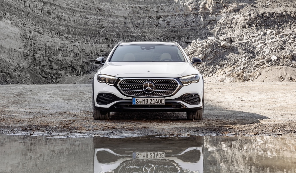 Белый автомобиль Mercedes-Benz E 450 4MATIC All-Terrain 2024 года