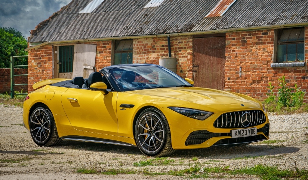 Желтый кабриолет Mercedes-AMG SL 43 2023  года