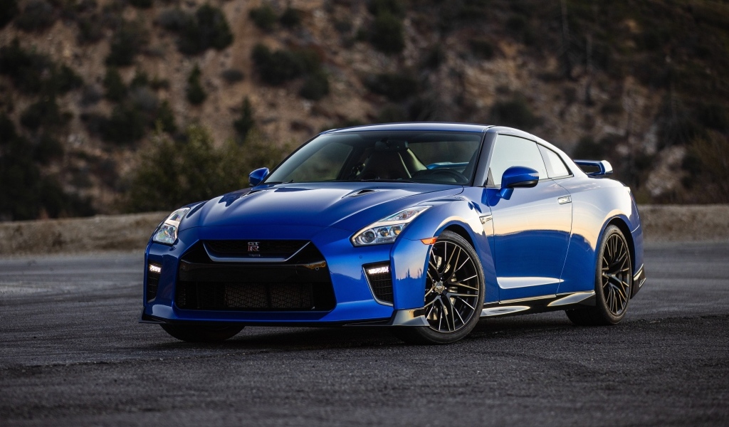 Синий автомобиль Nissan GT-R Premium