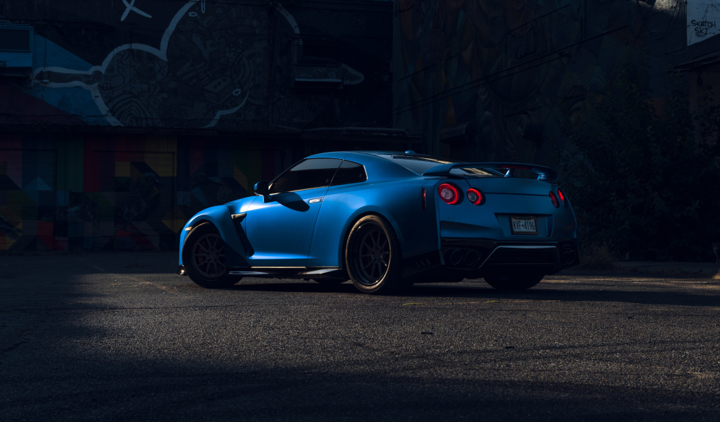 Автомобиль Nissan GT-R вид сзади