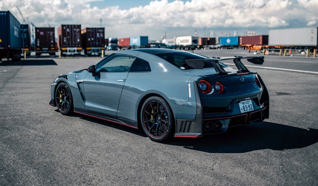 Автомобиль Nissan GT-R Nismo Special Edition вид сзади