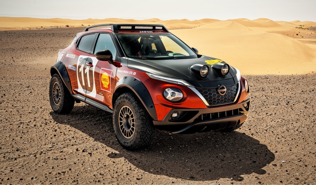 Автомобиль Nissan Juke Rally Tribute Concept в пустыне