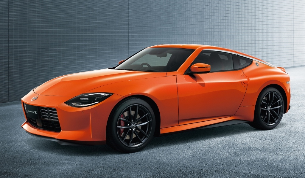 Оранжевый автомобиль Nissan Fairlady Z Version T