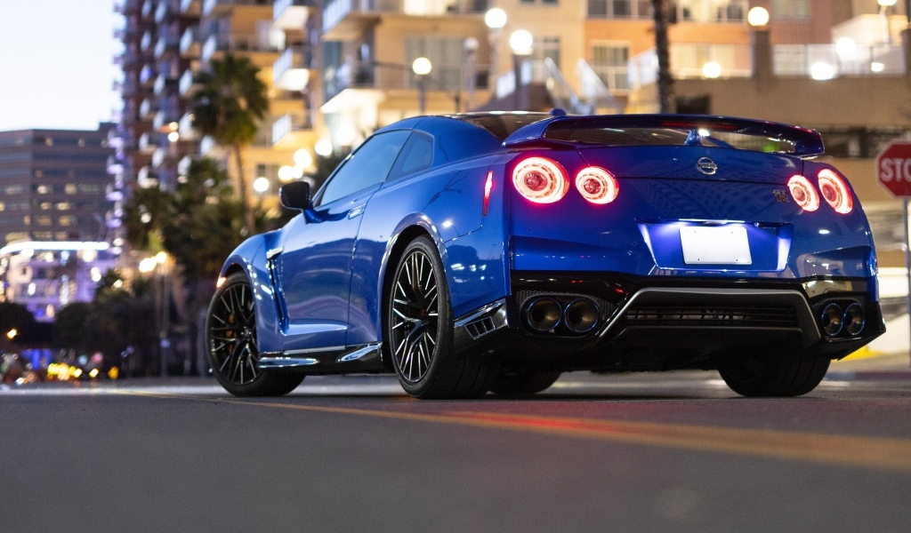 Вид сзади на автомобиль Nissan GT-R Premium