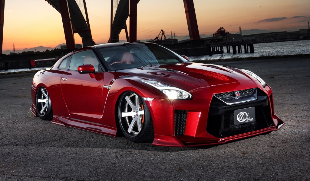 Красный быстрый автомобиль Nissan GTR 35R