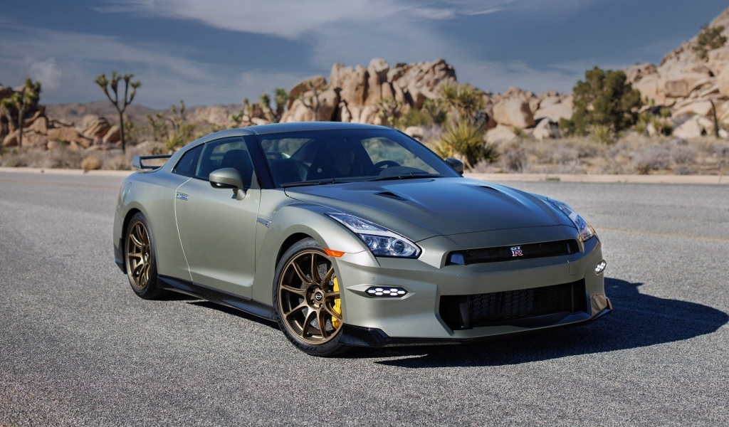 Серебристый автомобиль Nissan GT-R T-Spec 2024 года
