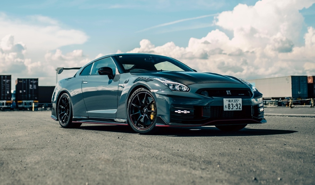Стильный автомобиль Nissan GT-R Nismo  вид спереди