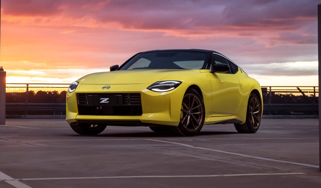 Желтый автомобиль Nissan Z на фоне неба