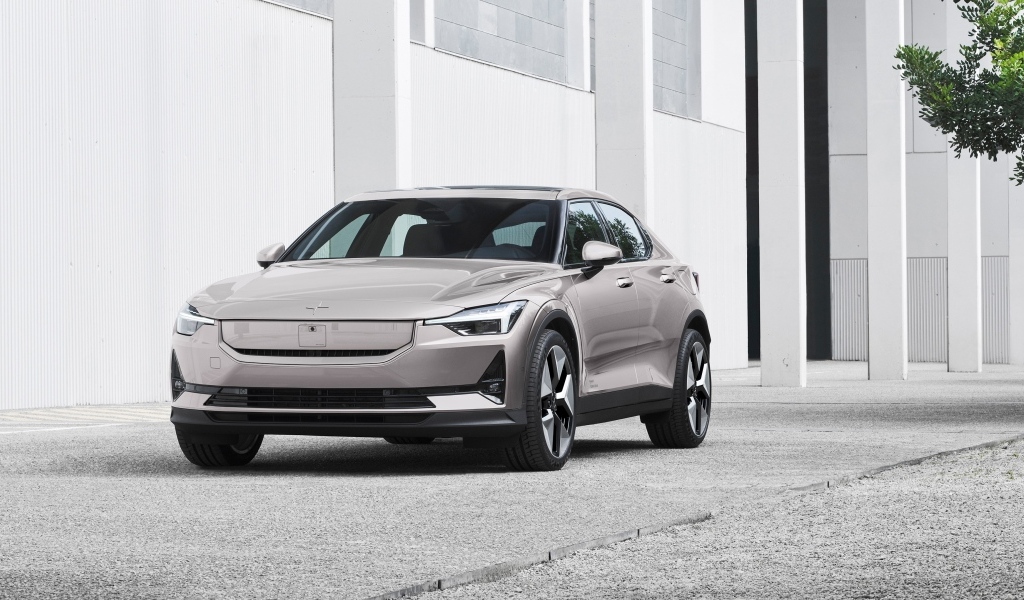 Автомобиль Polestar 2 2023 года у здания