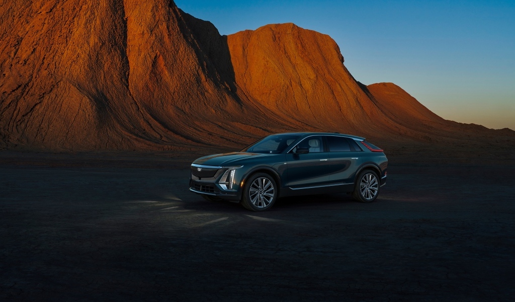 Автомобиль Cadillac Lyriq Tech 2023  в горах
