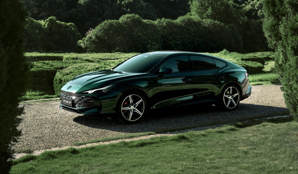 Зеленый автомобиль MG 7 Trophy