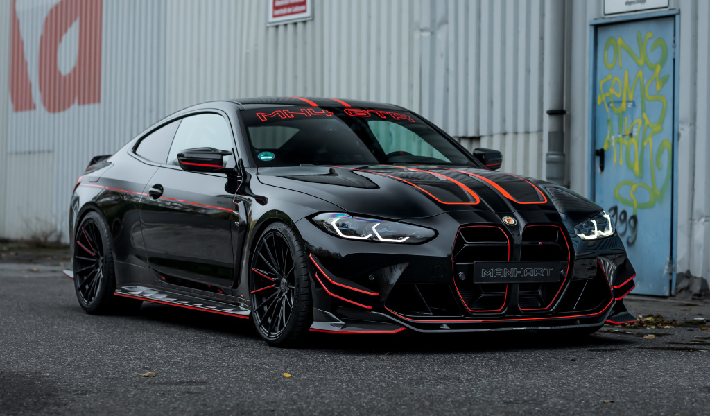 Автомобиль Manhart MH4 GTR II 2022 стоит у гаража