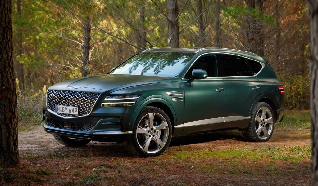 Внедорожник Genesis GV80 3.5T AWD в лесу