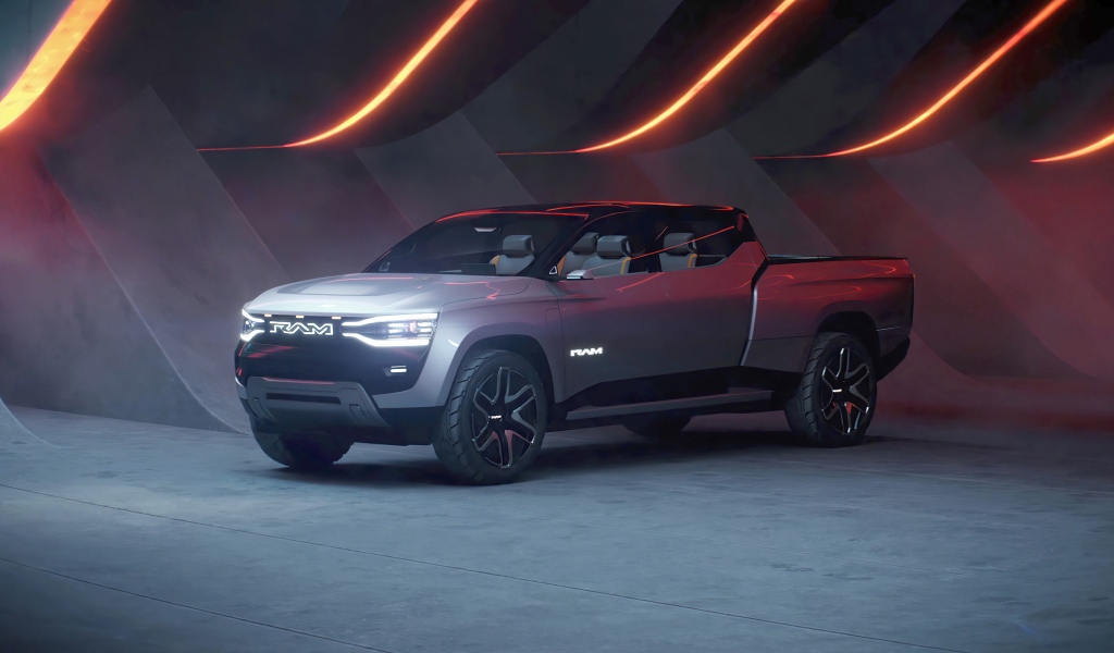 Серебристый пикап Ram 1500 Revolution