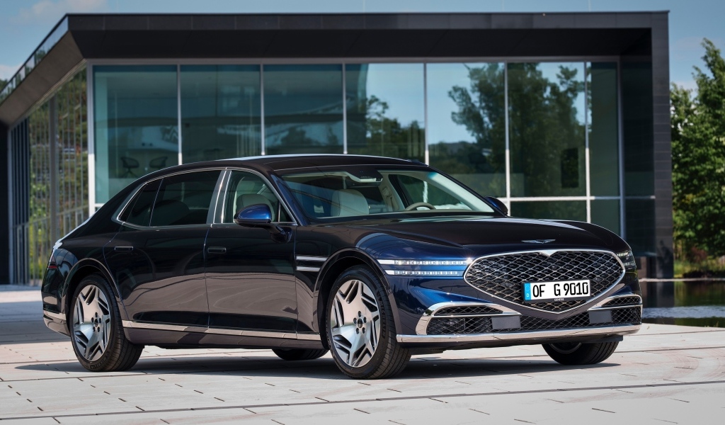 Стильный дорогой автомобиль Genesis G90 Long Wheelbase 2023 года у дома