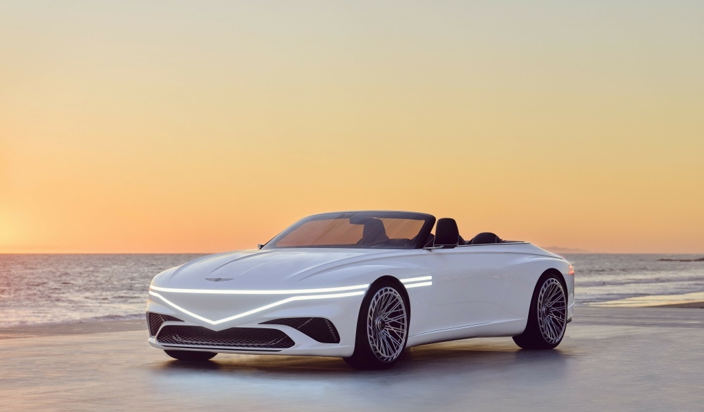 Белый автомобиль Genesis X  2023 года у моря