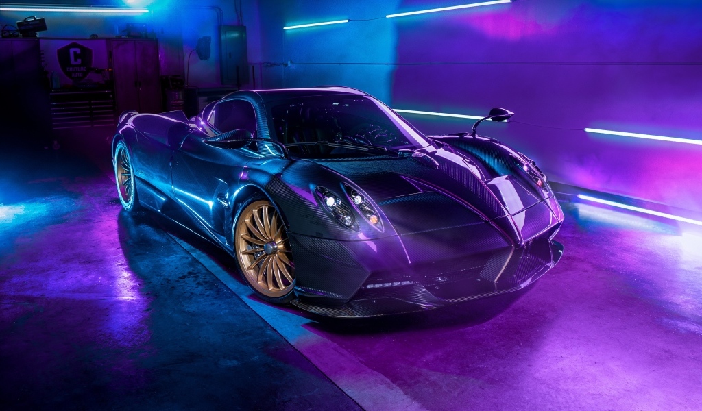 Черный автомобиль Pagani Huayra Roadster