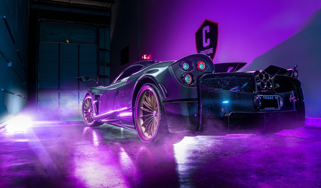 Автомобиль Pagani Huayra Roadster  в неоновом свете