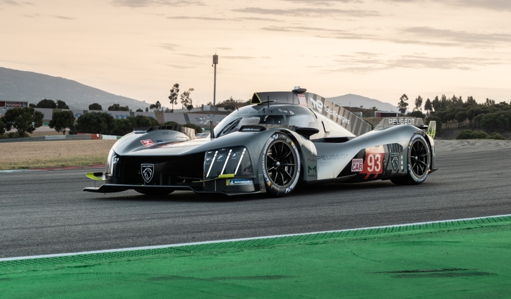 Гоночный автомобиль Peugeot 9X8 2022 года