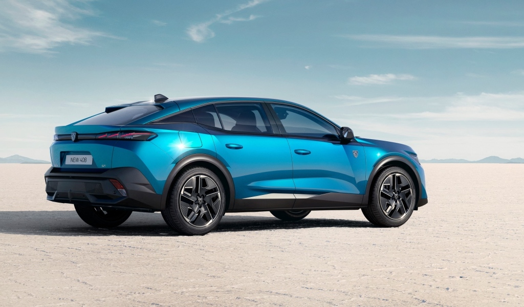 Синий Peugeot 408 GT вид сзади